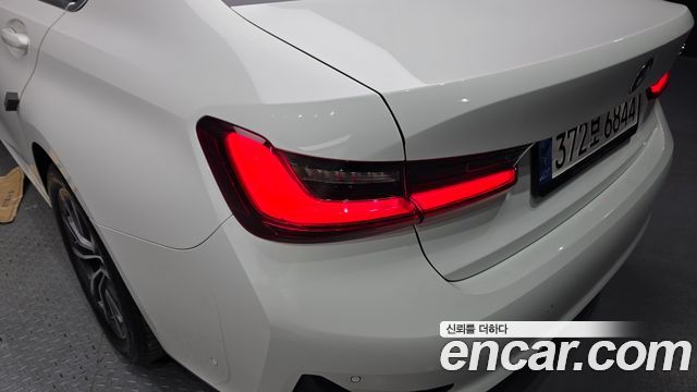 BMW 3-Series 320i