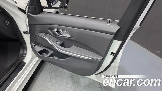 BMW 3-Series 320i