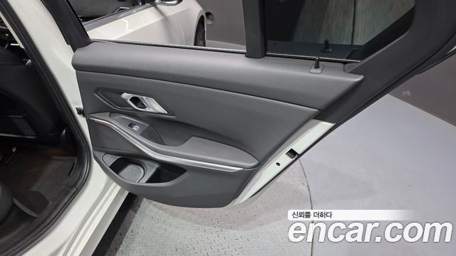 BMW 3-Series 320i