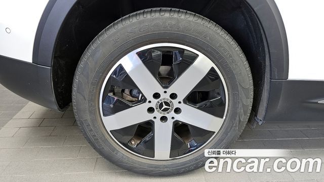 Mercedes-Benz GLB-Class GLB220