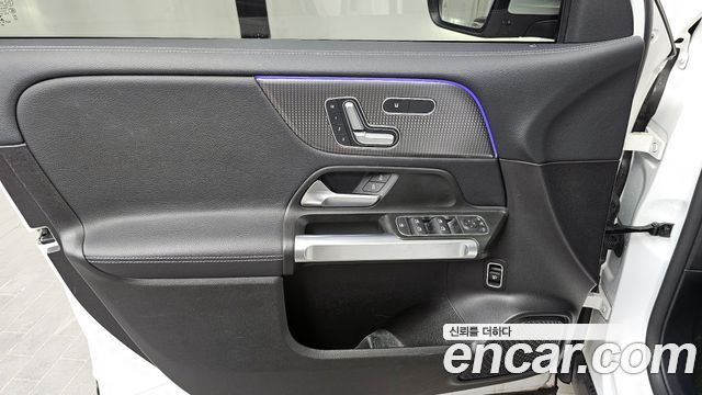 Mercedes-Benz GLB-Class GLB220