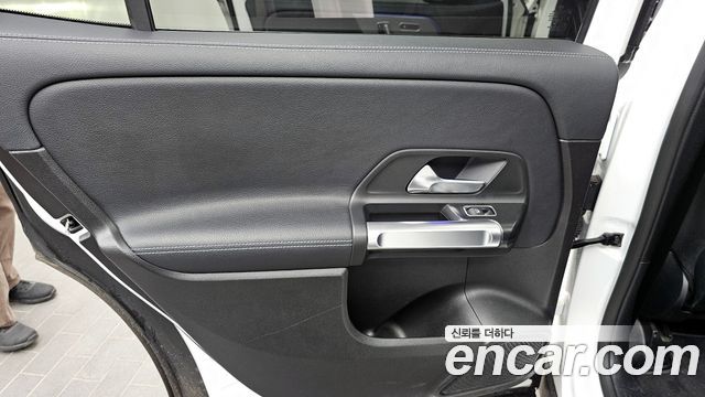 Mercedes-Benz GLB-Class GLB220