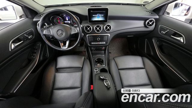 Mercedes-Benz GLA-Class GLA220