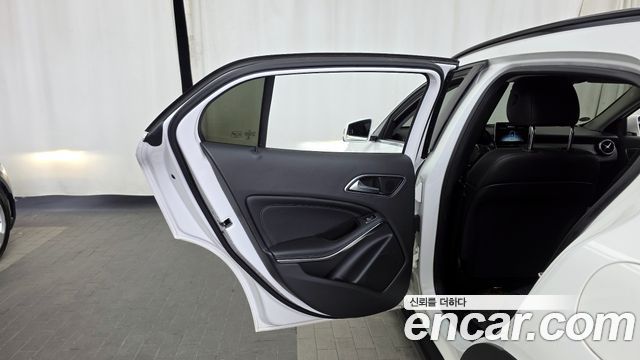 Mercedes-Benz GLA-Class GLA220