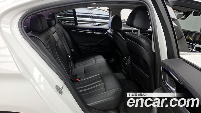 BMW 5-Series 520i Luxury