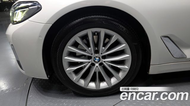 BMW 5-Series 520i Luxury