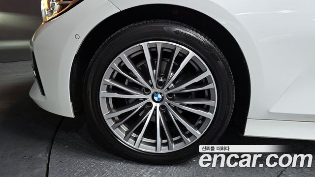 BMW 3-Series 320i Luxury