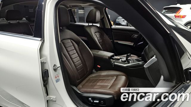 BMW 3-Series 320i Luxury
