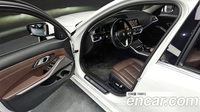 BMW 3-Series 320i Luxury