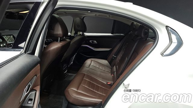 BMW 3-Series 320i Luxury
