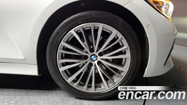 BMW 3-Series 320i Luxury