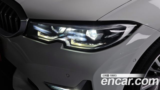 BMW 3-Series 320i Luxury