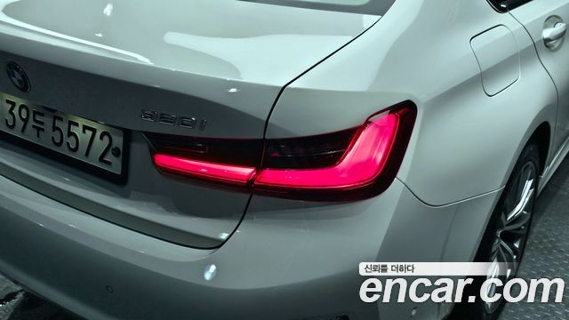 BMW 3-Series 320i Luxury