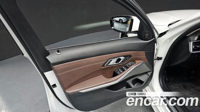 BMW 3-Series 320i Luxury