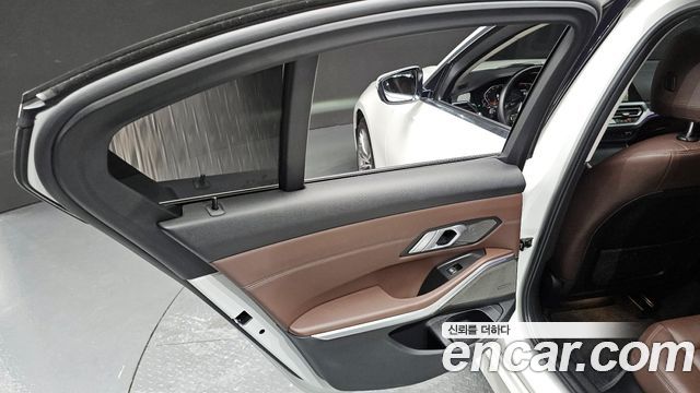 BMW 3-Series 320i Luxury