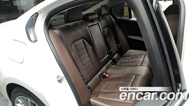 BMW 3-Series 320i Luxury
