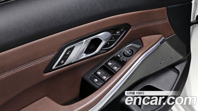 BMW 3-Series 320i Luxury