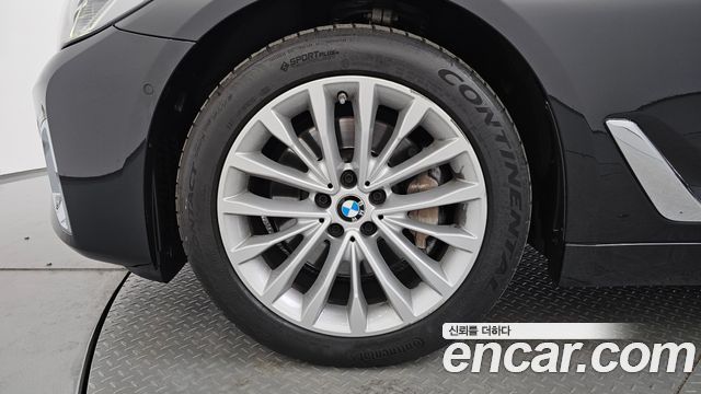 BMW 5-Series 530i xDrive Luxury