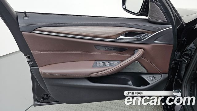 BMW 5-Series 530i xDrive Luxury