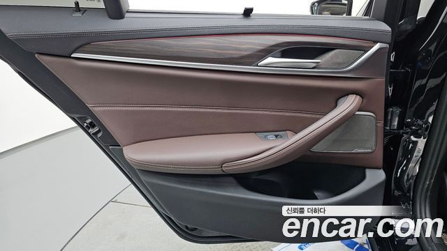 BMW 5-Series 530i xDrive Luxury