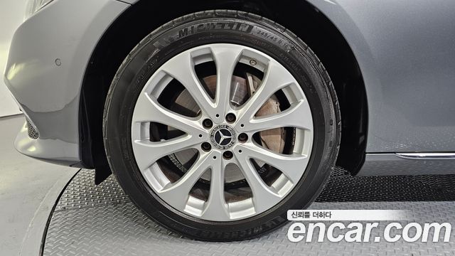 Mercedes-Benz E-Class E300 4MATIC Exclusive