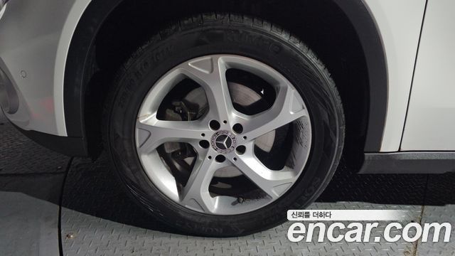 Mercedes-Benz GLA-Class GLA220