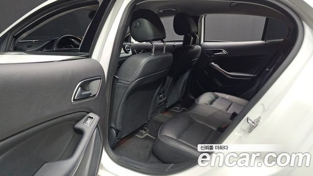 Mercedes-Benz GLA-Class GLA220