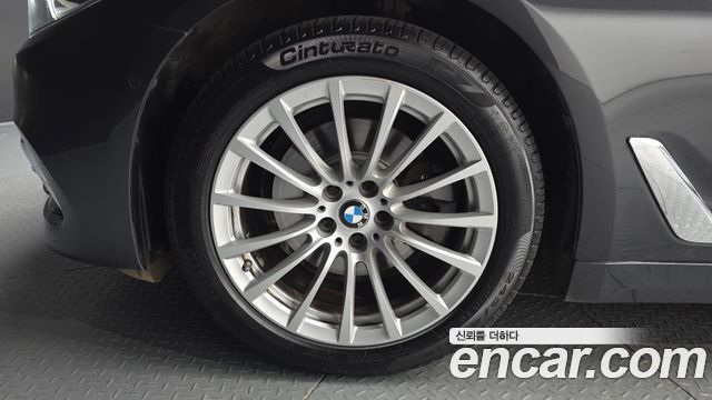 BMW 5-Series 520i Luxury