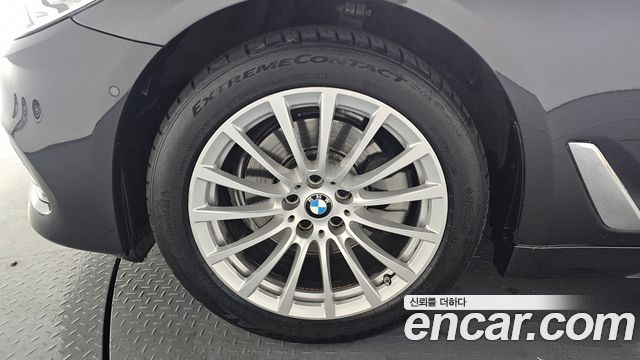 BMW 5-Series 520i Luxury