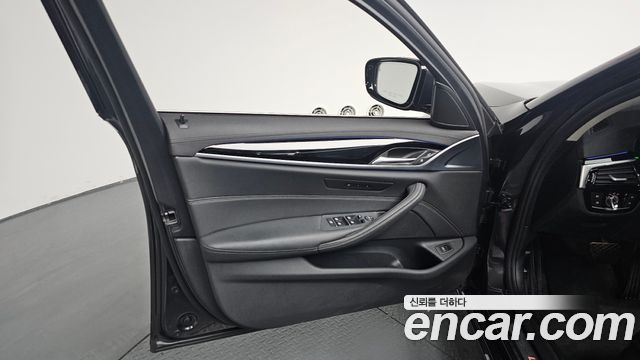 BMW 5-Series 520i Luxury