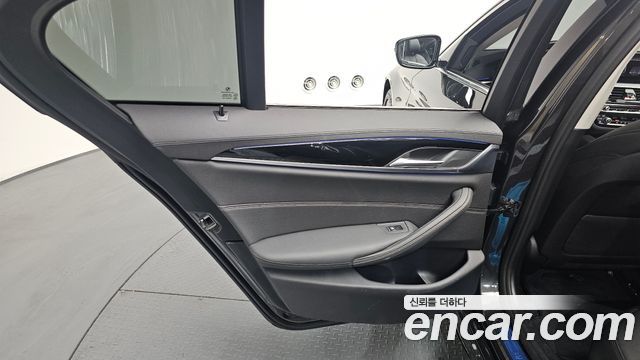 BMW 5-Series 520i Luxury