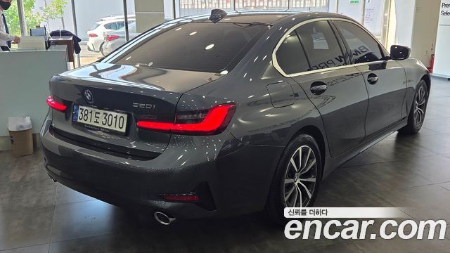 BMW 3-Series 320i