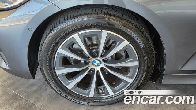 BMW 3-Series 320i