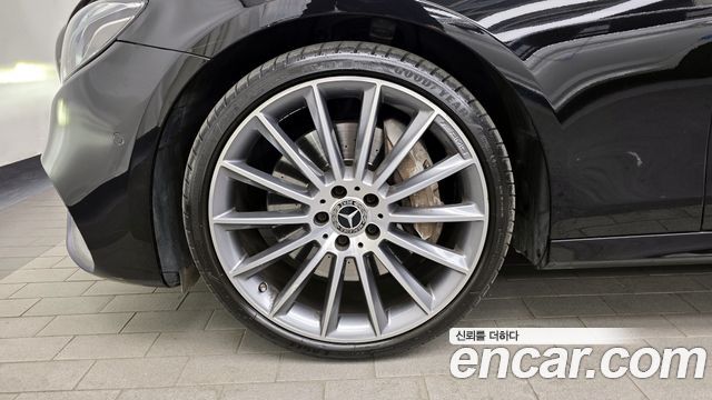 Mercedes-Benz E-Class E300 4MATIC AMG Line