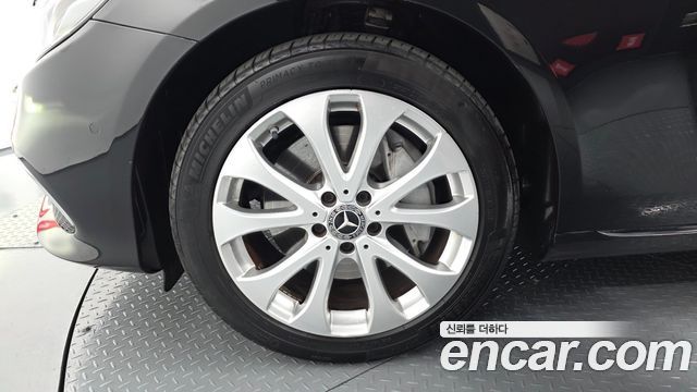 Mercedes-Benz E-Class E300 4MATIC Exclusive