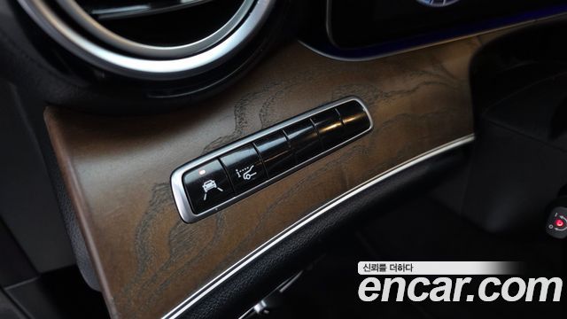 Mercedes-Benz E-Class E300 4MATIC Exclusive