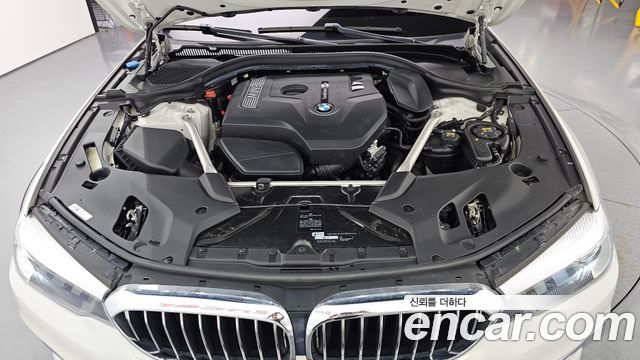 BMW 5-Series 520i Luxury