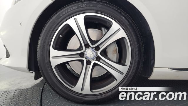 Mercedes-Benz E-Class E300 4MATIC Avnatgarde