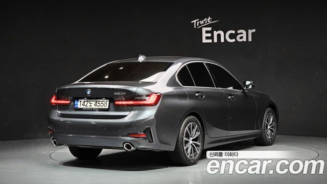 BMW 3-Series 320i