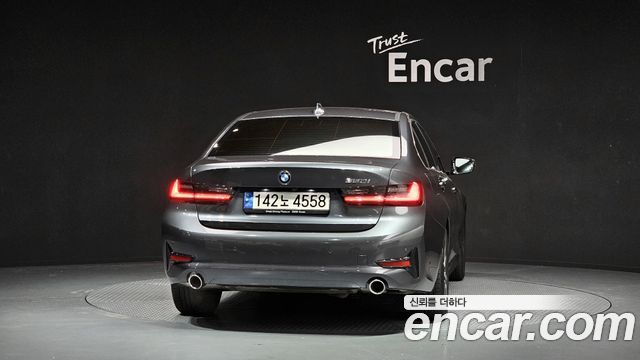 BMW 3-Series 320i