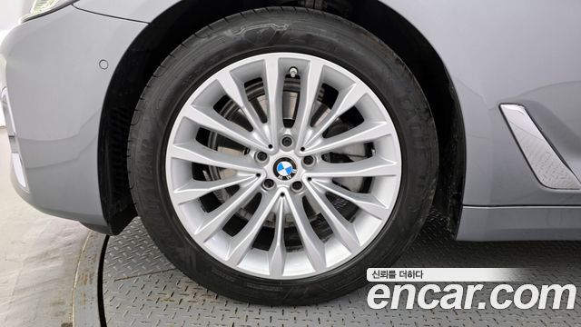 BMW 5-Series 520i Luxury