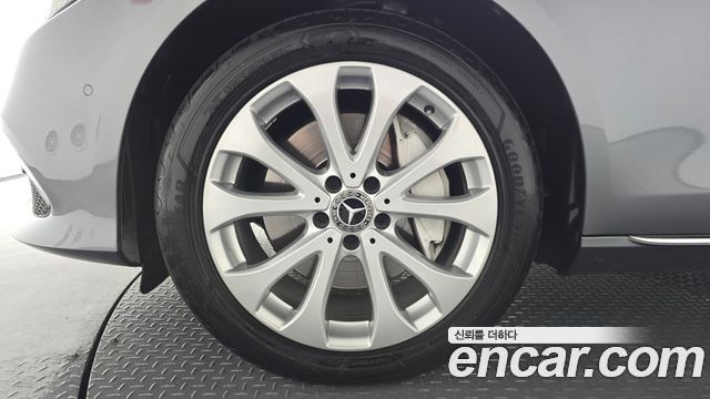 Mercedes-Benz E-Class E300 4MATIC Exclusive
