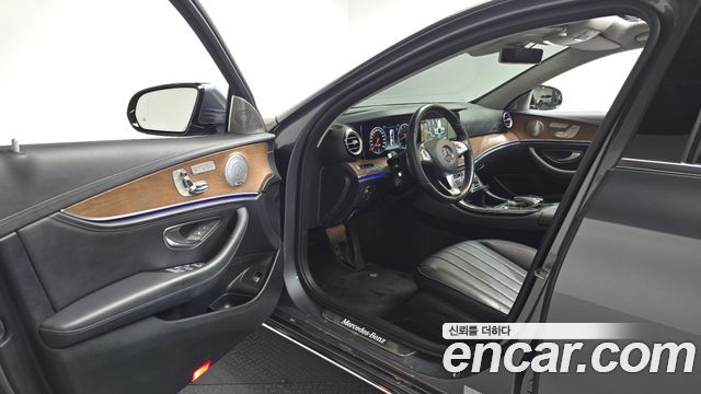 Mercedes-Benz E-Class E300 4MATIC Exclusive