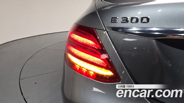 Mercedes-Benz E-Class E300 4MATIC Exclusive