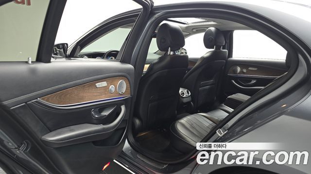 Mercedes-Benz E-Class E300 4MATIC Exclusive