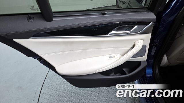 BMW 5-Series M550i xDrive