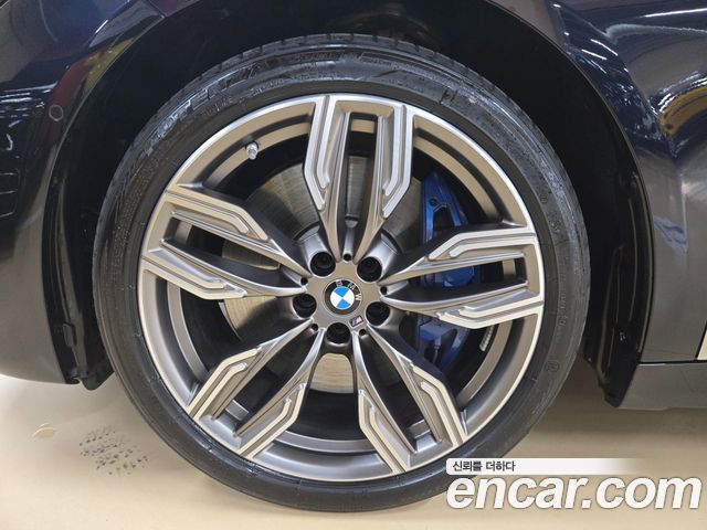 BMW 7-Series M760Li xDrive