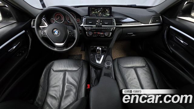 BMW 3-Series 320i Luxury