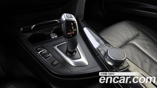 BMW 3-Series 320i Luxury