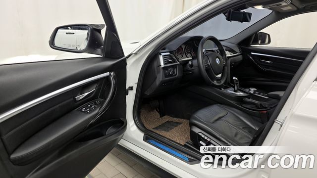 BMW 3-Series 320i Luxury